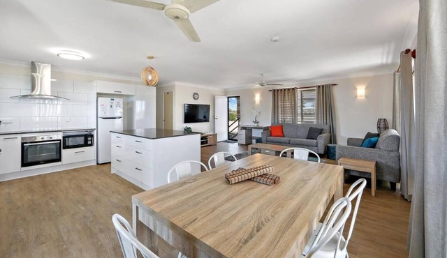 Upstairs Villa minutes to the beach