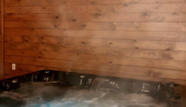 Upstate getaway!Jacuzzi,pool table,Casino,Ski!