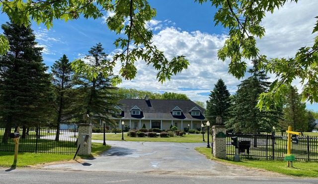 Upstate Winter Mansion- Hot Tub, Theatre, Game Room & MORE! Come Ski Upstate!