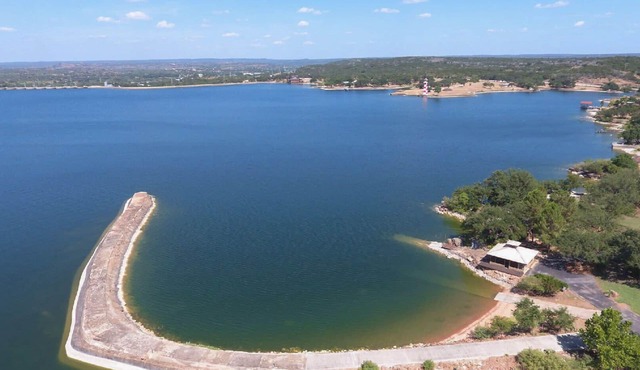 Upstay - 10-Acre Lakeside Mansion w Boat Ramp