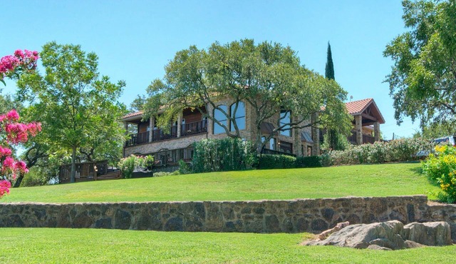 Upstay- 10 Acre Lakeside Retreat w Private Jetty