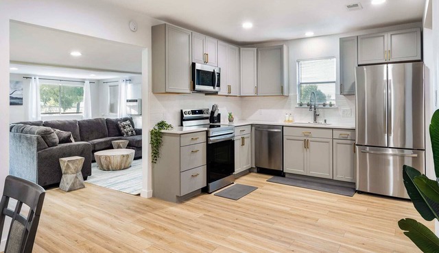 Upstay - Bungalow w Games, Golf, BBQ Grill & Patio