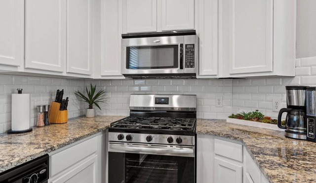 Upstay East Austin Retreat w Yard5min to Downtown