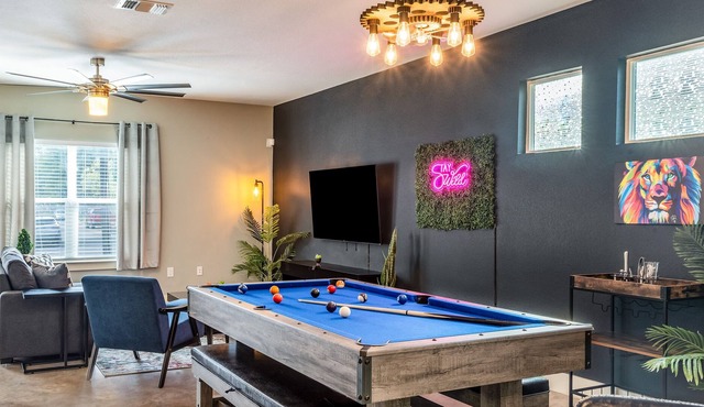 Upstay - Home w Yard Games, FirePit - Sleeps 18