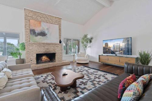 Upstay Modern Home Near Golf Course and Downtown