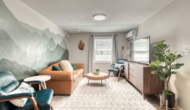 Uptown 2 bedroom flat near Train Depot