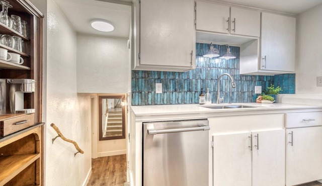 Uptown 2 bedroom flat near Train Depot