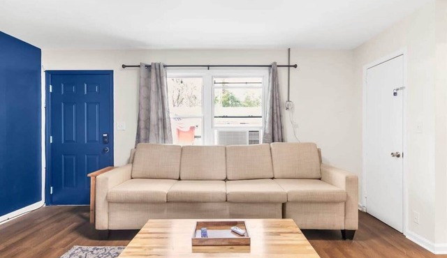 Uptown Apartment, Near Parks! The Bricks Unit 5