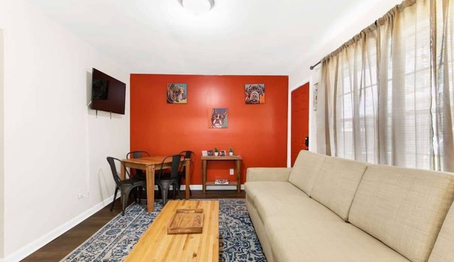 Uptown Apartment, Near Parks! The Bricks Unit 2