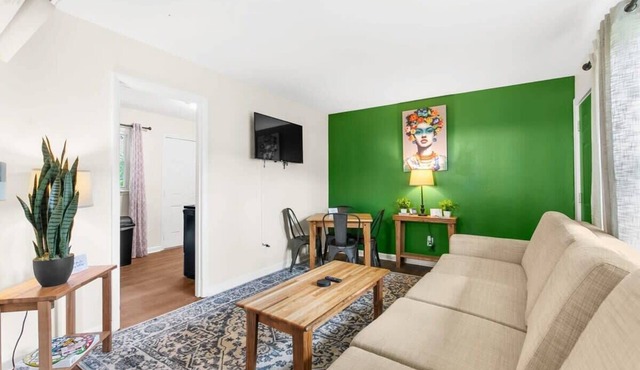 Uptown Apartment, Near Parks! The Bricks Unit 4
