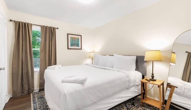 Uptown Apartment, Near Parks! The Bricks Unit 6