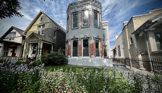 UPTOWN CASTLE - CITY VIEWS - THEATER & CONVENTION DISTRICT!
