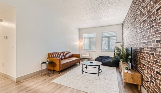 Uptown Charm - Walkable to Everything!