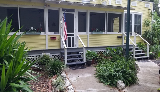 Uptown Classic Bungalow Walk to Castillo de San Marcos, Ripley's, Restaurants!