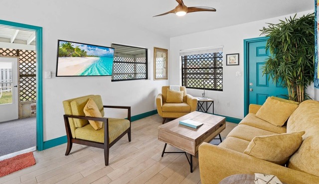 Uptown Cottage - Walking Distance to all Downtown!