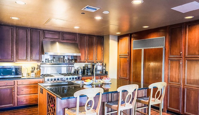Uptown Dallas 2-Story Penthouse Condo across from the Crescent Hotel