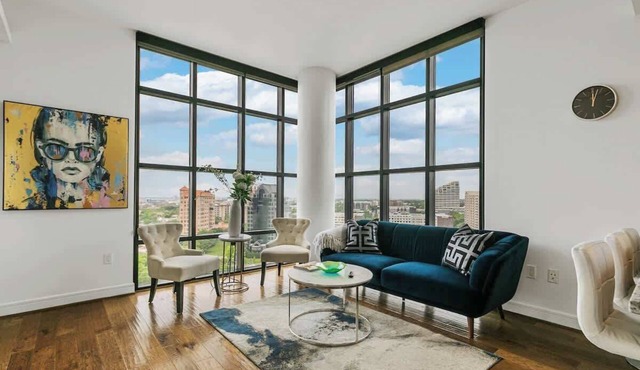Uptown Dallas 2BR with Pool, Pets, Skyline Views