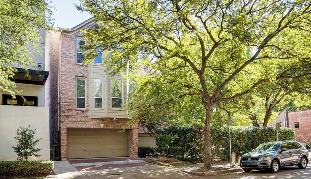 Uptown Dallas Group Getaway Near Art, Eats & More!