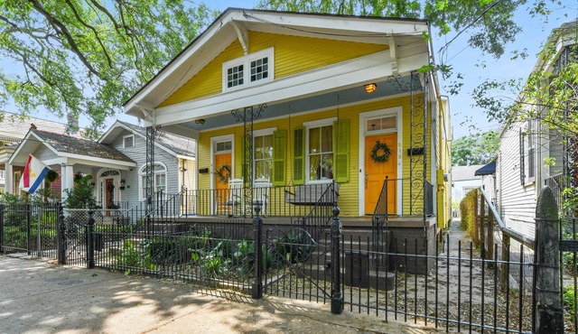 Uptown double near shopping, restaurants and bars!