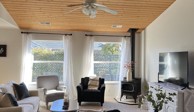 Uptown Ferndale- two blocks from Main St in the Victorian Village!