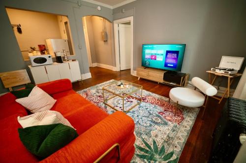 Uptown Funk Getaway with Parking & Walk To Stadiums, Nightlife