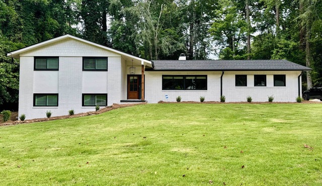 UPTOWN GIRL: FALL IN LOVE! Designer Decorated, New Renovations, Perfect Location