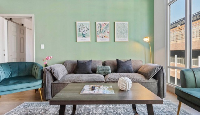 Uptown Luxury | Top Floor King Suite, Free Parking