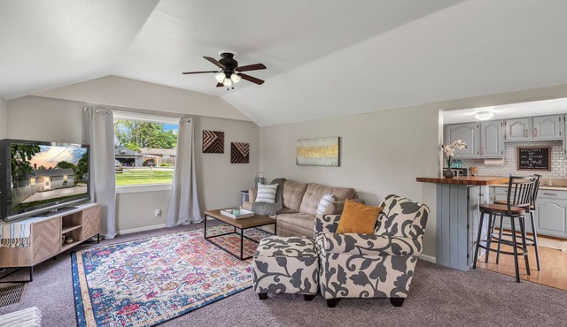 Uptown Maumee Renovated Cottage by the River