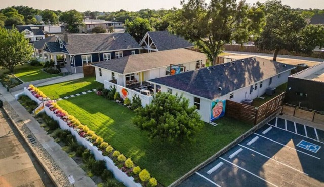 Uptown Peach ~ Boutique Hotel near Magnolia + BU