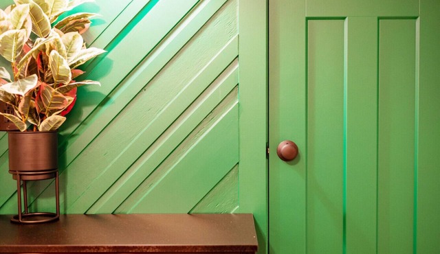 Uptown Peach ~ Creative Space for Productivity ~ Fast WiFi ~ Central Location