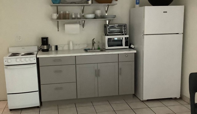 Uptown quiet cottage close to beaches, restaurant & shopping.