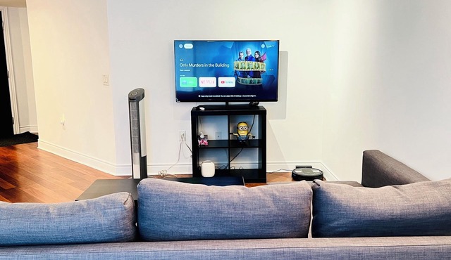 Uptown Toronto ! Live | Work | Relax - Home Away From Home | Close to Subway