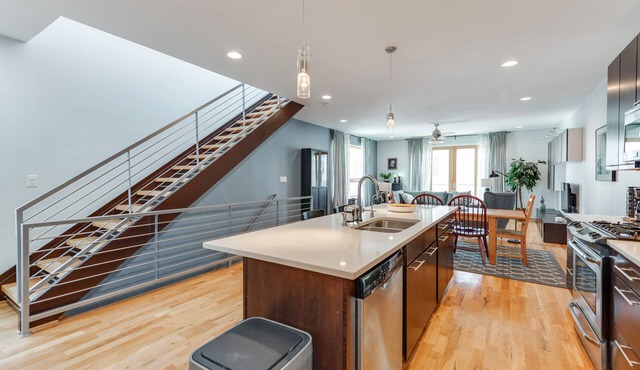 Uptown Townhouse, Rooftop Terrace, 3 Story, 2 Bed