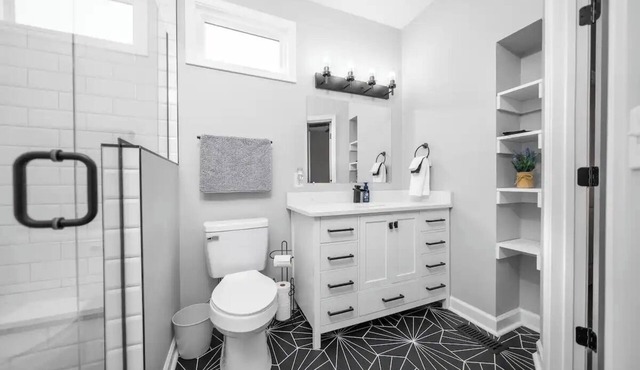 Uptown Vibe, Downtown Location - Sleeps 6