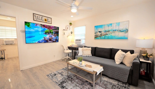Uptown Whittier Modern Comfort 1-BR, Nearby Disneyland, Knotts Berry