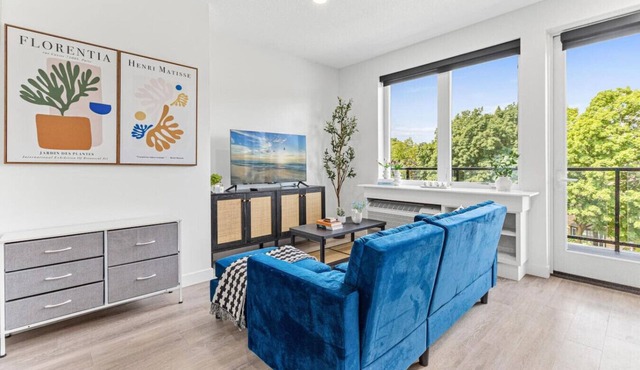Urban 1BD Escape mins to DT w Gym, Wifi & Balcony