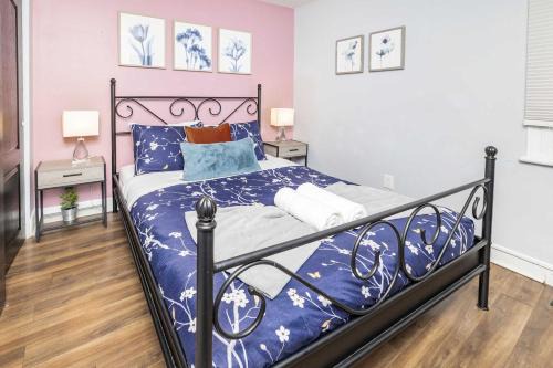 Urban 1BR Gem with Kitchen, Smart TV & Workspace