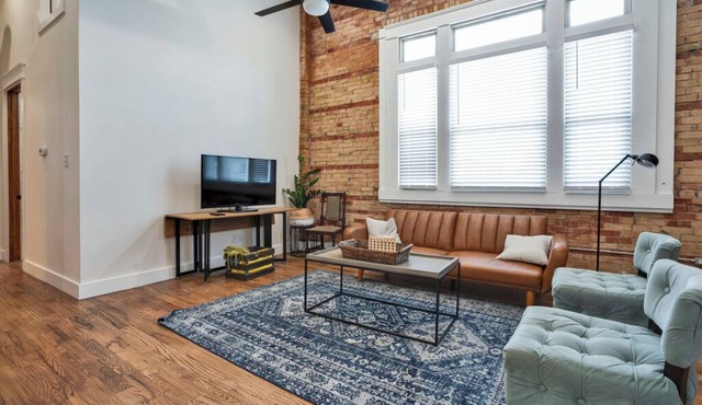 Urban 2-bedroom apartment one block from Texas Wesleyan in Fort Worth!