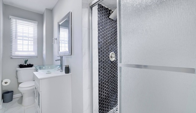 Urban 2BR Newark Escape Workspace & Easy Parking