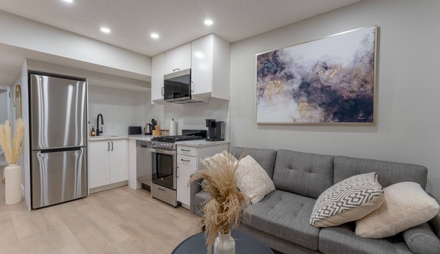 Urban 2BR Suite 14mins to the Airport 20mins to Downtown