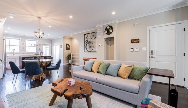 URBAN 3 BR OASIS APARTMENT/EV CHARGER