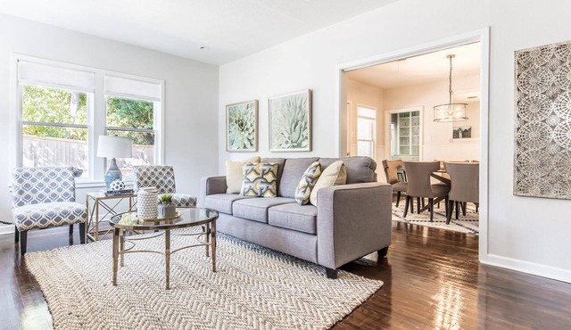 Urban Bungalow - 10 Min. to Downton!
