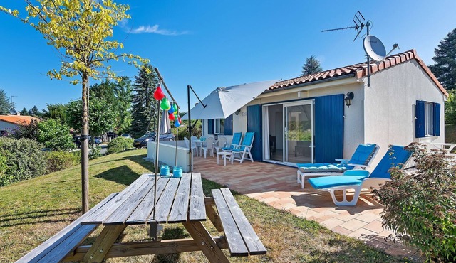 Urban Bungalow in Écuras with Swimming Pool