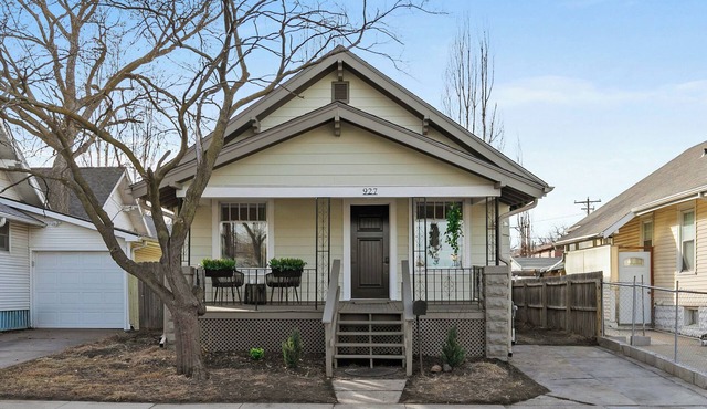 Urban Bungalow W/Cozy Porch