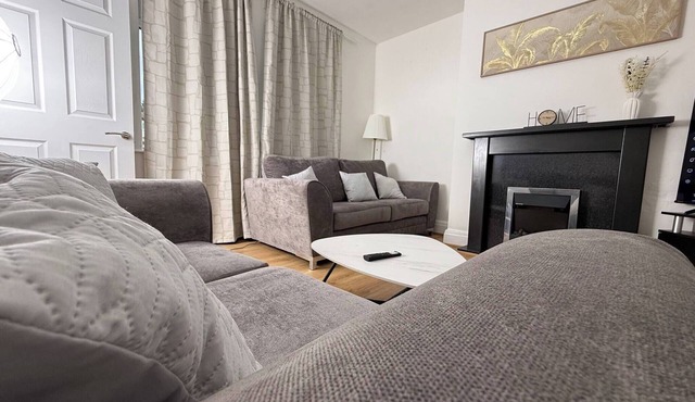 Urban Calm – Spacious 3-Bed Home with Free Parking