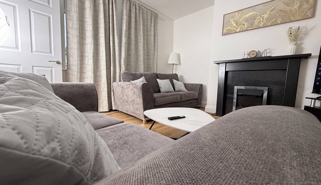 Urban Calm – Spacious 3-Bed Home with Free Parkingn Self Check-In