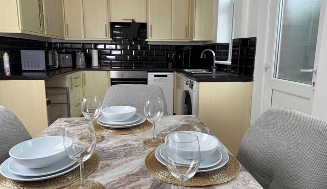 Urban Calm Spacious 3-bed Home With Free Parking