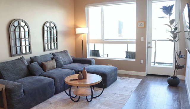 Urban Chic Home 10 Min from Disneyland W/Pool&GYM