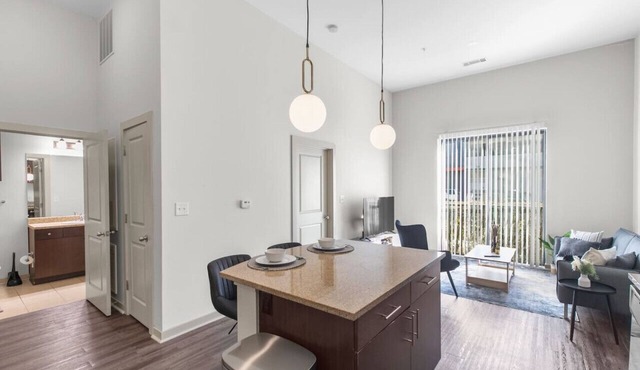 ~Urban Chic meets Comfort: 2BD|Sleeps 5 with Pool~