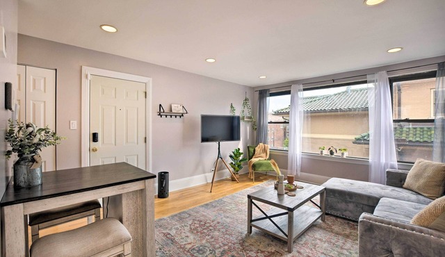 Urban Chicago Escape ~ 1 Mi to Local Beaches!